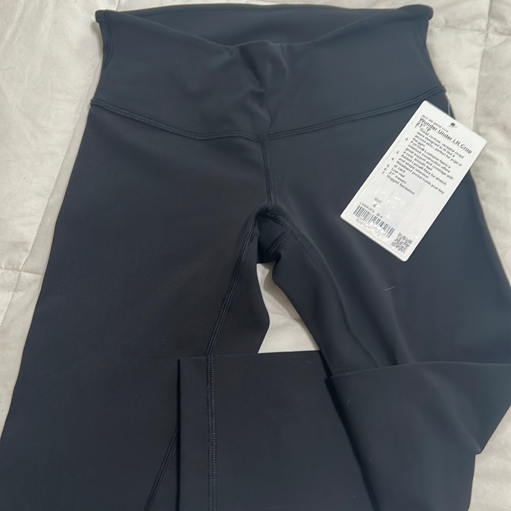 Lulu lemon Size 4 never worn winder under crop 21” black leggings